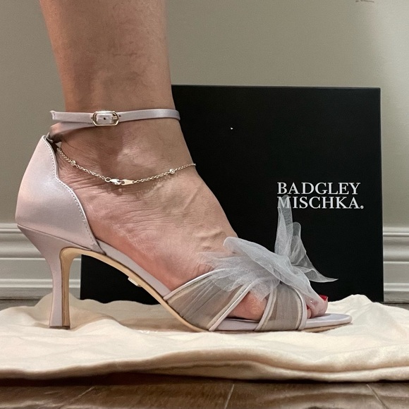 BNWT Badgley Mischka Grey Terris Ankle Strap Sandal - Picture 1 of 5